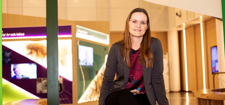 Sarah sim, sektionschef för Vård och Omsorg på SIS, sitter i en färgstark och välbelyst lokal.